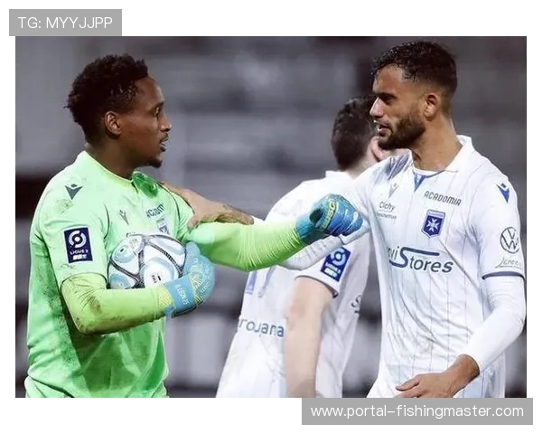 欧塞尔迎战兰斯，主队赛前训练重点演练定位球攻防。